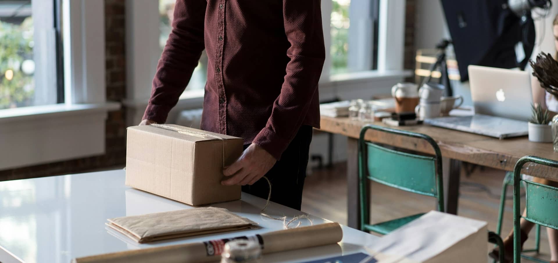 Homme emballant un carton représentant la mobilisation collective et l’accompagnement du CSE dans les enjeux sociaux et les démarches administratives liés au logement.