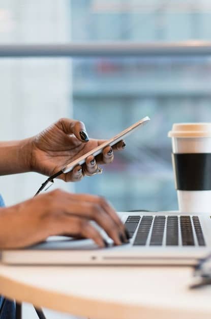 Elue du CSE sur son ordinateur acquérant les outils, méthodes et bonnes pratiques pour conduire une commission formation performante et efficace.