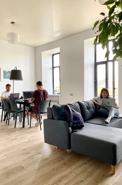 Trois personnes collaborant dans un appartement, illustrant l’engagement dans ses missions de gestion et de suivi des solutions locatives du CSE.