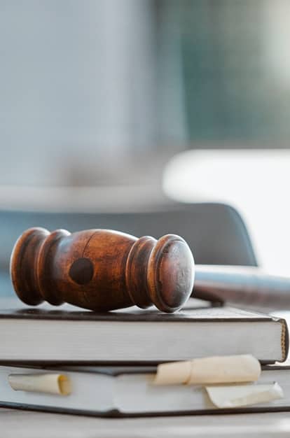 Marteau de juge signifiant la formalisation des procédures disciplinaires, la gestion des conflits et le respect des sanctions autant que des devoirs encadrés par le règlement intérieur. 