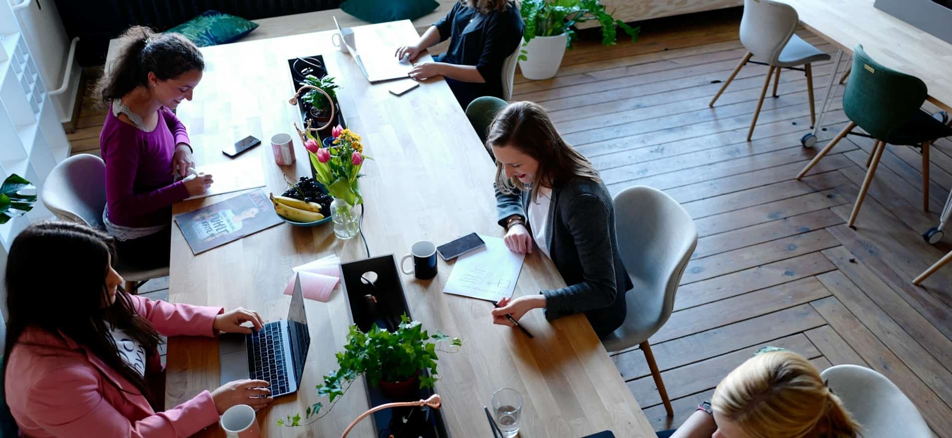 Équipe en formation travaillant dans une dynamique collective sur les enjeux juridiques, la mise en place d’un cadre réglementaire du CSE et le dialogue social.