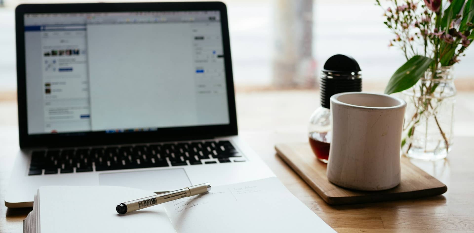 Ordinateur, carnet et stylo en préparation d’une demande d’agrément DREETS pour la formation professionnelle.