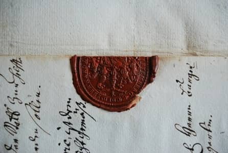 Cachet administratif officiel symbolisant l'obtention de l'agrément et de certification professionnelle.