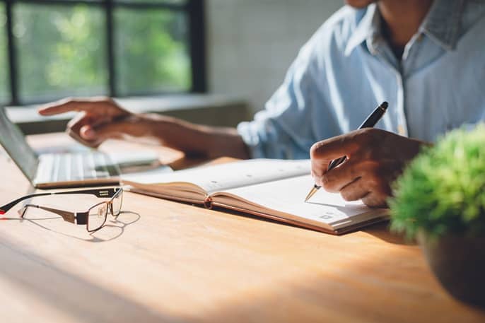 Validation manuscrite par un professionnel des différentes étapes d'une demande d'aide par un formateur indépendant.