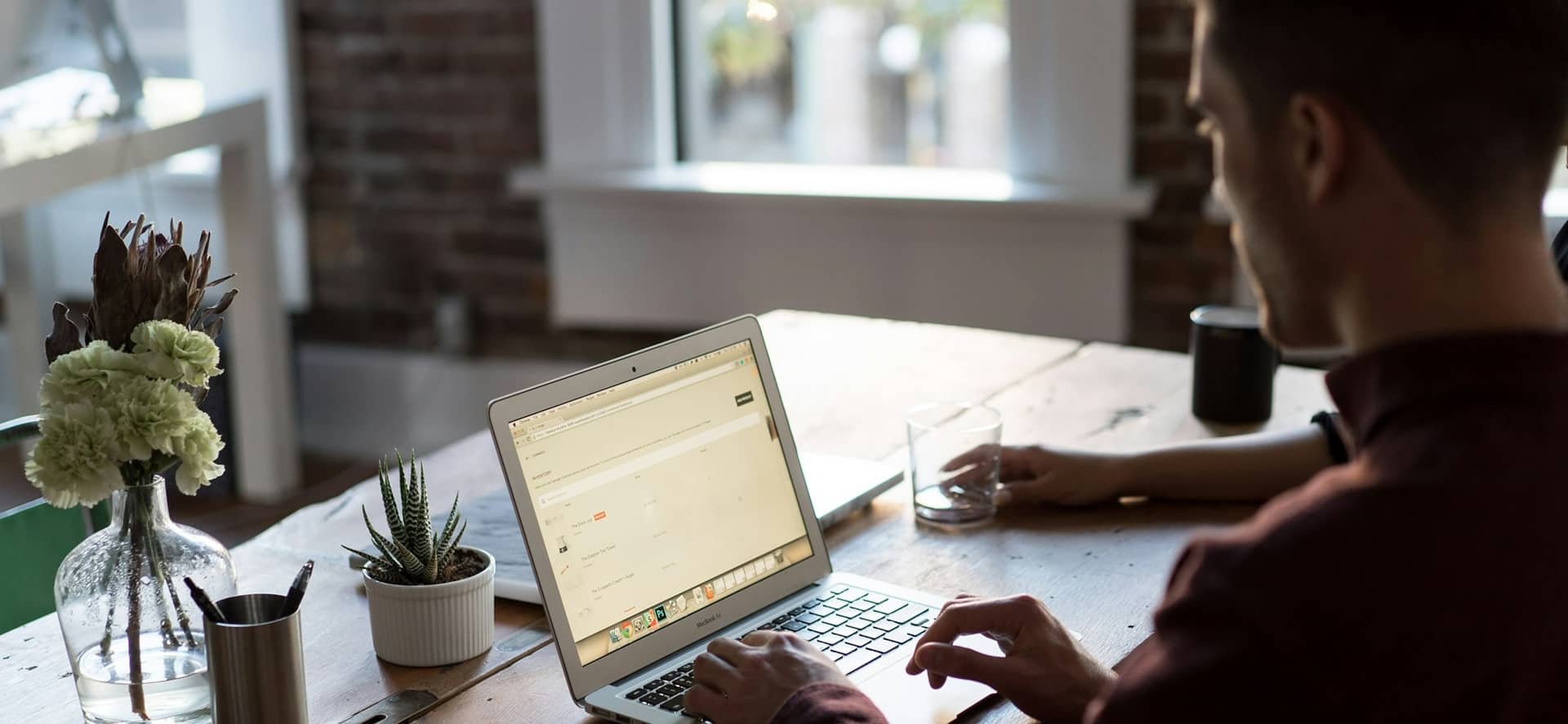 Deux professionnels de la formation saisissant étape par étape un dossier d’aide sur une plateforme en ligne pour lancer leur projet entrepreneurial.