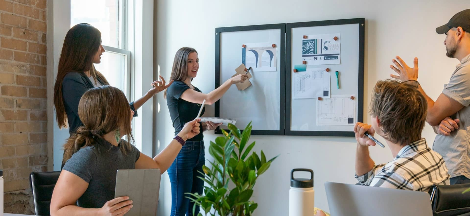 Illustration de la pédagogie active : formatrice implique un groupe lors d’une présentation.