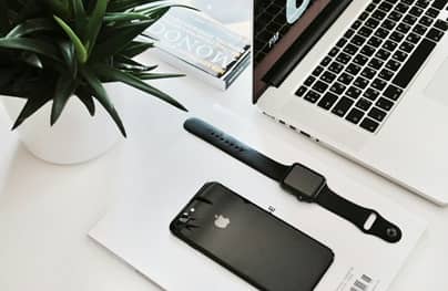 Ordinateur et téléphone utilisés pour cette formation initiale sur les règles URSSAF du CSE en entreprise.
