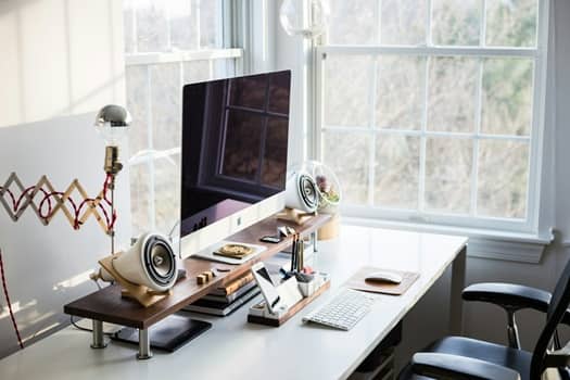 Coin bureau chez soi inspirant l’intégration des bonnes pratiques relationnelles et des mécanismes de protection dans toutes les sphères du travail, y compris le télétravail.