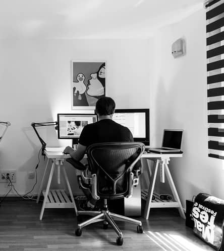 Formateur CSE travaillant en ergonomie, démonstration de l’adaptation des postes selon les principes QVCT.