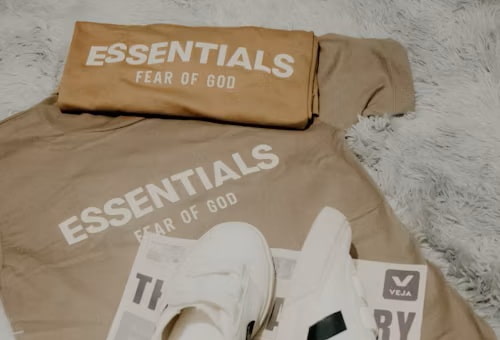 Tee-shirt Essentials évoquant la relation humaine et de confiance entre formateur et apprenant.