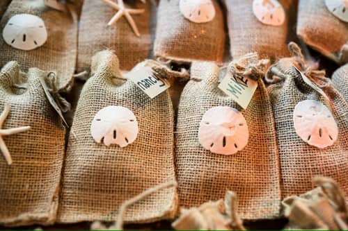 8 Sacs de jute symbolisant la richesse des ressources partagées tout au long de la relation d’accompagnement.