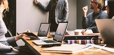 Analyse collective des résultats financiers par des élus du CSE en formation au travers d'indicateurs économiques liés aux règles du droit d’alerte.