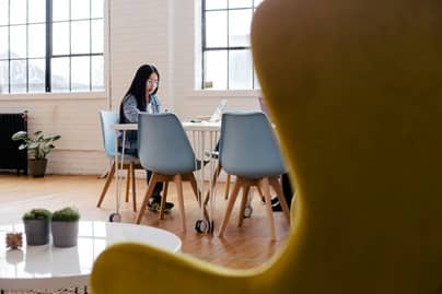 Élue du CSE sur son ordinateur en recherche de partenariat et d'aides régionales pour faciliter la mobilité des salariés et garder les talents au sein de l'entreprise.