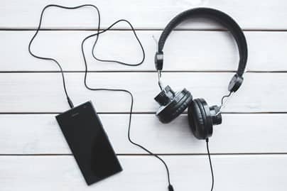 Visuel symbolisant l’écoute des inégalités structurelles dans les trajectoires de carrière, représenté par un casque audio.