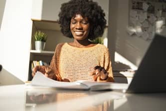 Satisfaction d'une élue du CSE devant une restructuration financière réussie, un compte de résultat positif, une rentabilité retrouvée et des objectifs respectés.