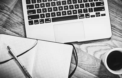 Neutralité des procédures de recrutement et de l'accès à la promotion illustrée par un ordinateur et un bloc-notes.