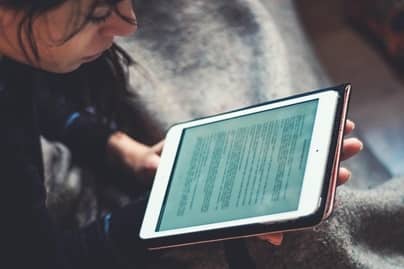 Tablette illustrant la modélisation des règles internes de l’entreprise sur supports numériques pratiques et accessibles.