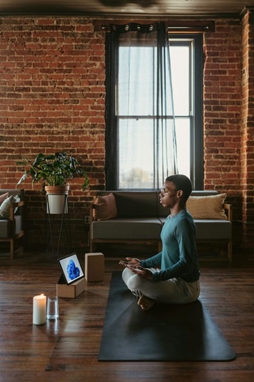 Salarié en méditation, illustrant une formation sur la gestion du stress et la motivation.
