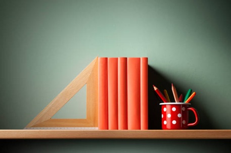 Illustration d’un ensemble de ressources pédagogiques : équerre, livres... adaptées aux besoins des formateurs et des cse.