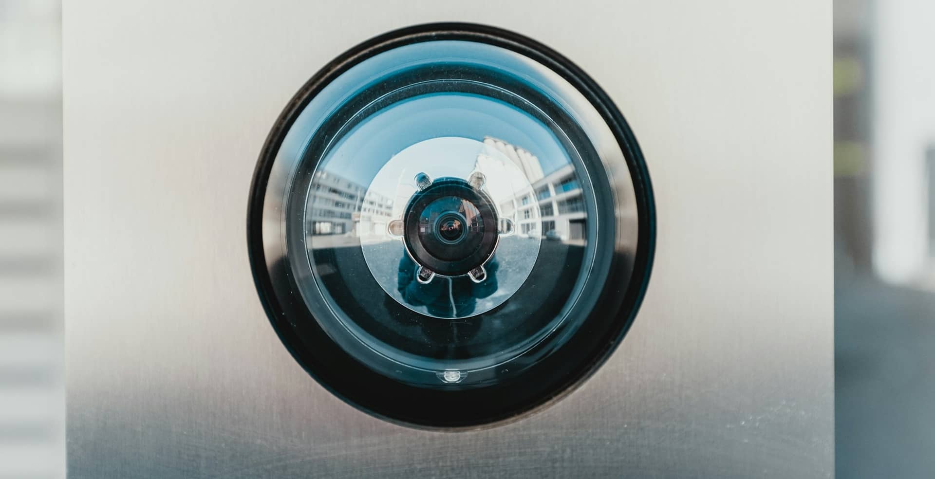 Caméra de surveillance illustrant la sécurité de la vie privée numérique, des données sensibles et des droits d'utilisateurs