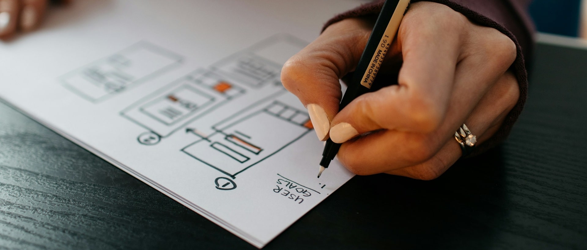 Le visuel d'une main qui écrit exprime l'idée de formaliser, structurer, et faciliter l'action quotidienne du CSE grâce à nos solutions dédiées.