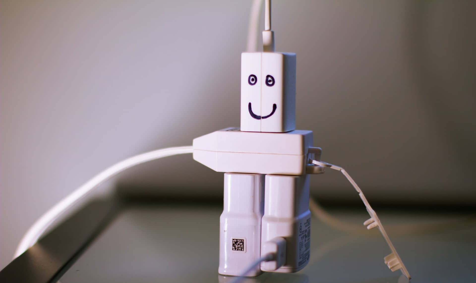 Image métaphorique d’un personnage USB soulignant l’importance de l’accessibilité dans les ressources d’apprentissage.