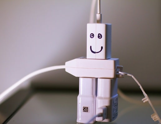Visuel d'un personnage USB mettant en avant la modernité, l'intéractivité et la qualité des supports de formation collaboratifs.