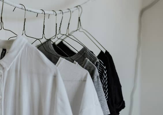 Portant de vêtements représentant l’ajustement des contenus et dispositifs de formation selon chaque besoin et demande exprimée.